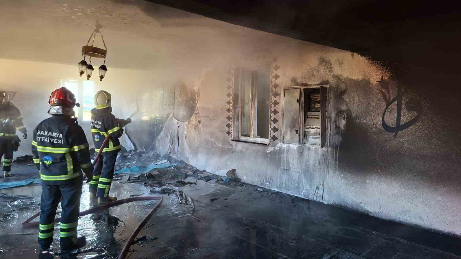 İbadete yeni açılan camide çıkan yangın söndürüldü
