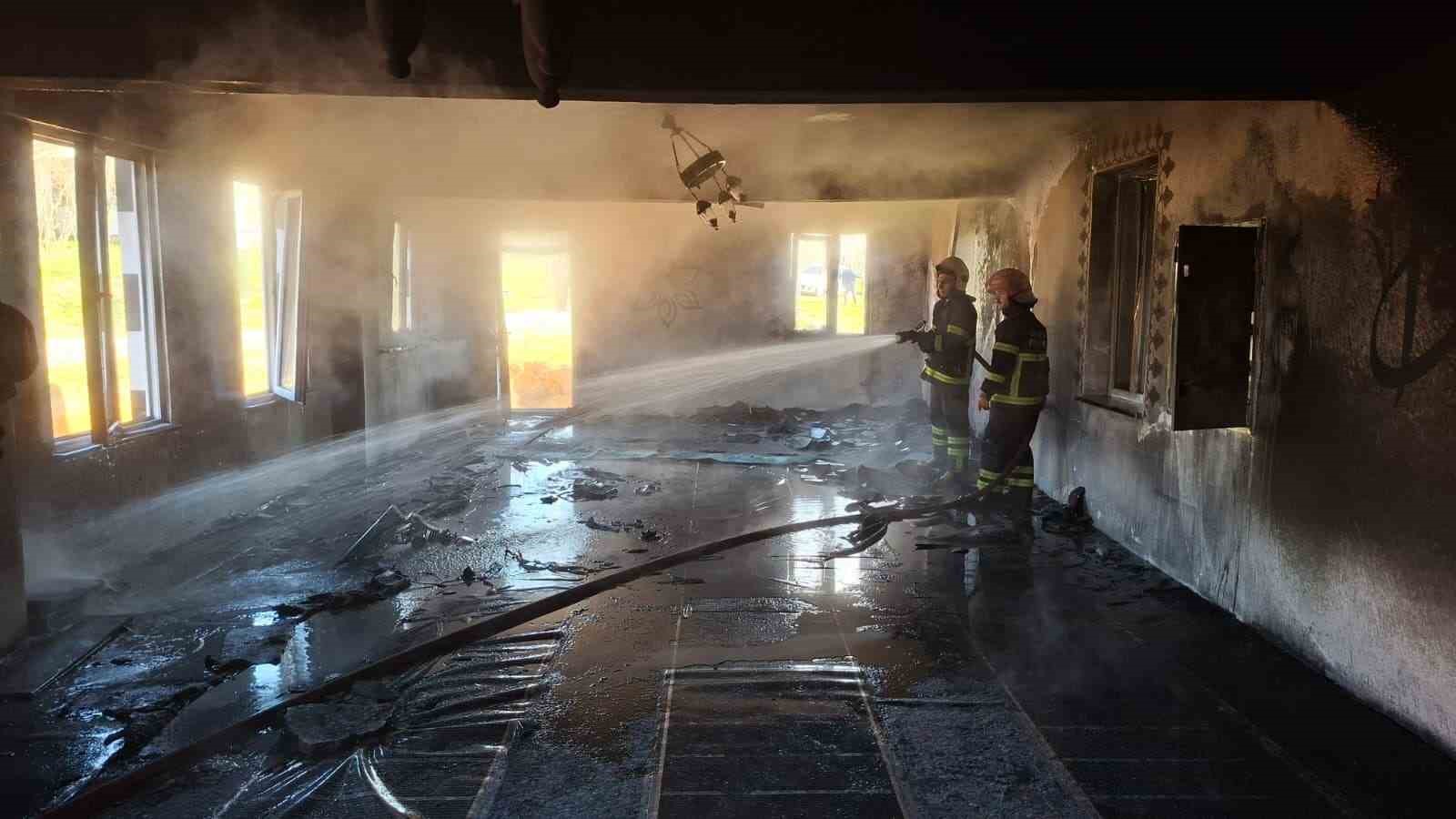 İbadete yeni açılan camide çıkan yangın söndürüldü
