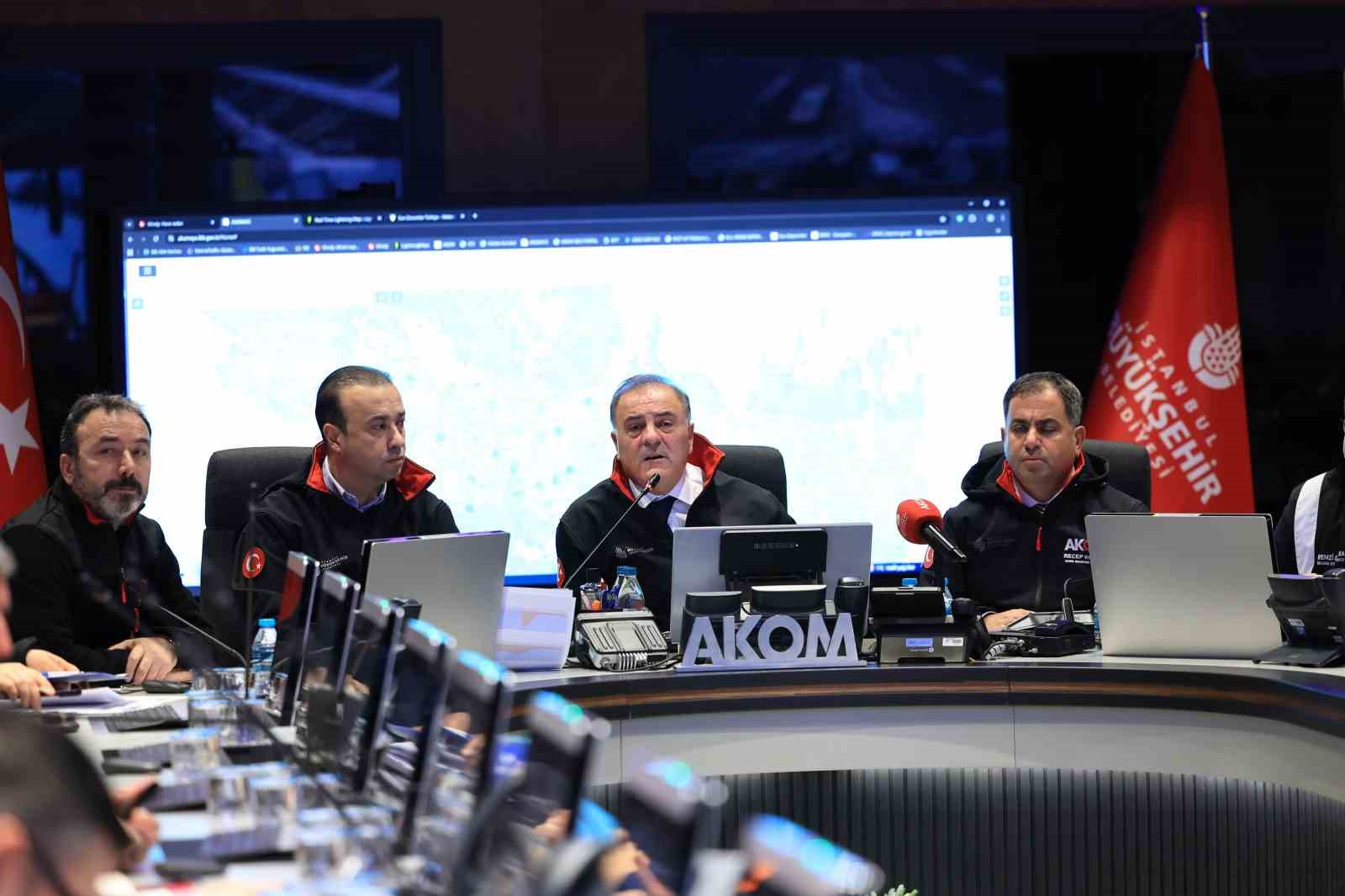 İBB Başkanvekili Aslan son durumu paylaştı: "İstanbul’un her tarafını anlık izliyoruz, 3 bin 492 aracımız sahada"
