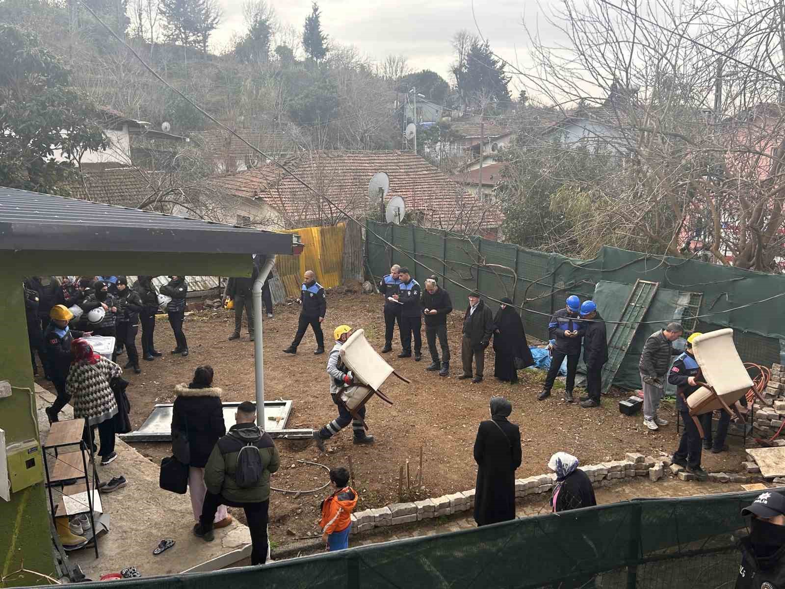 İBB Üsküdar’da yapı kayıt belgesi bulunan binayı yıktı, aile sokakta kaldı
