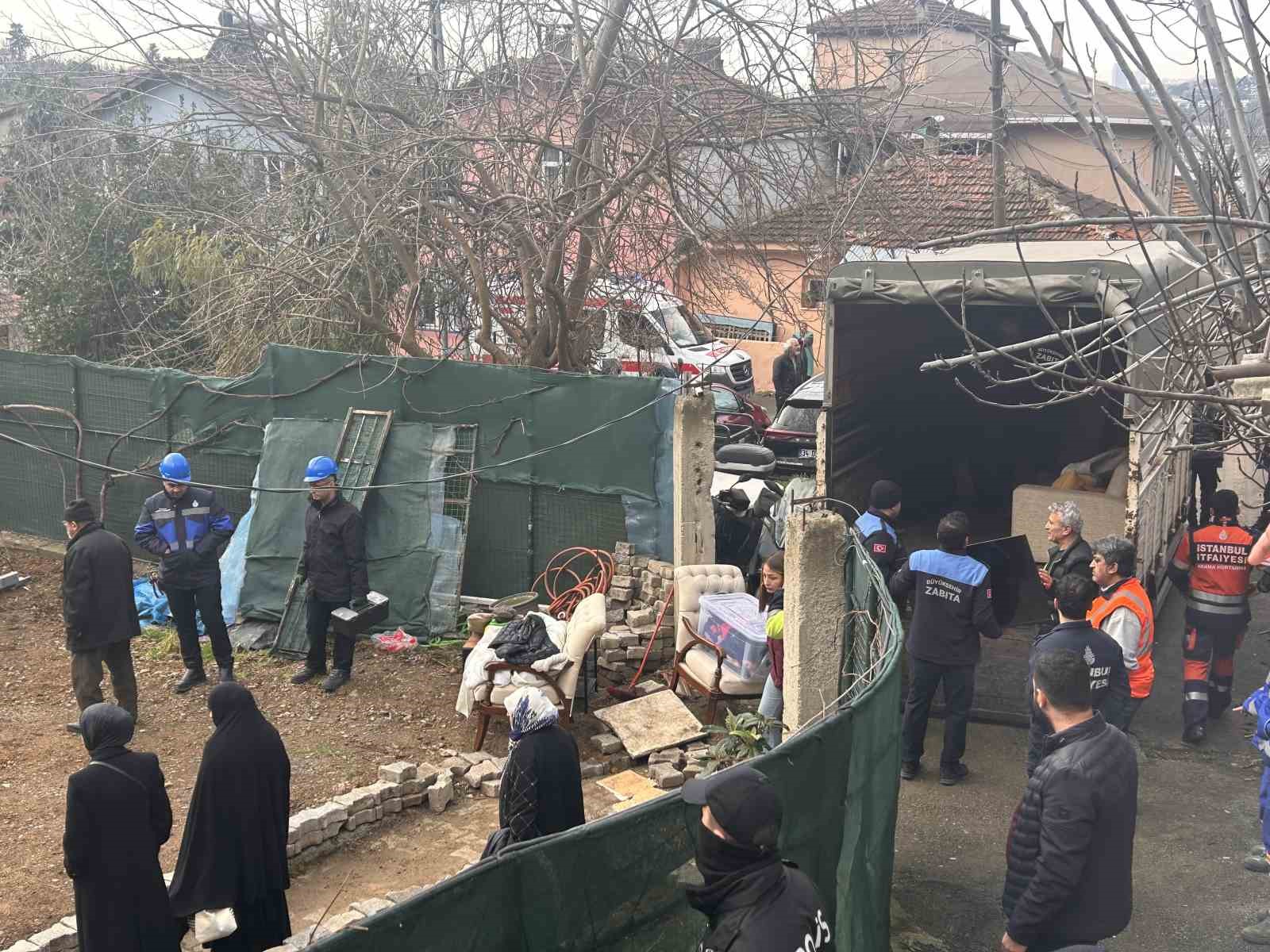 İBB Üsküdar’da yapı kayıt belgesi bulunan binayı yıktı, aile sokakta kaldı
