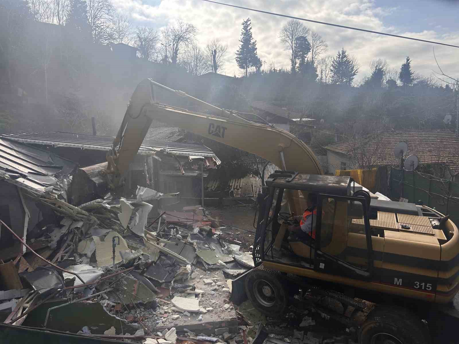 İBB Üsküdar’da yapı kayıt belgesi bulunan binayı yıktı, aile sokakta kaldı
