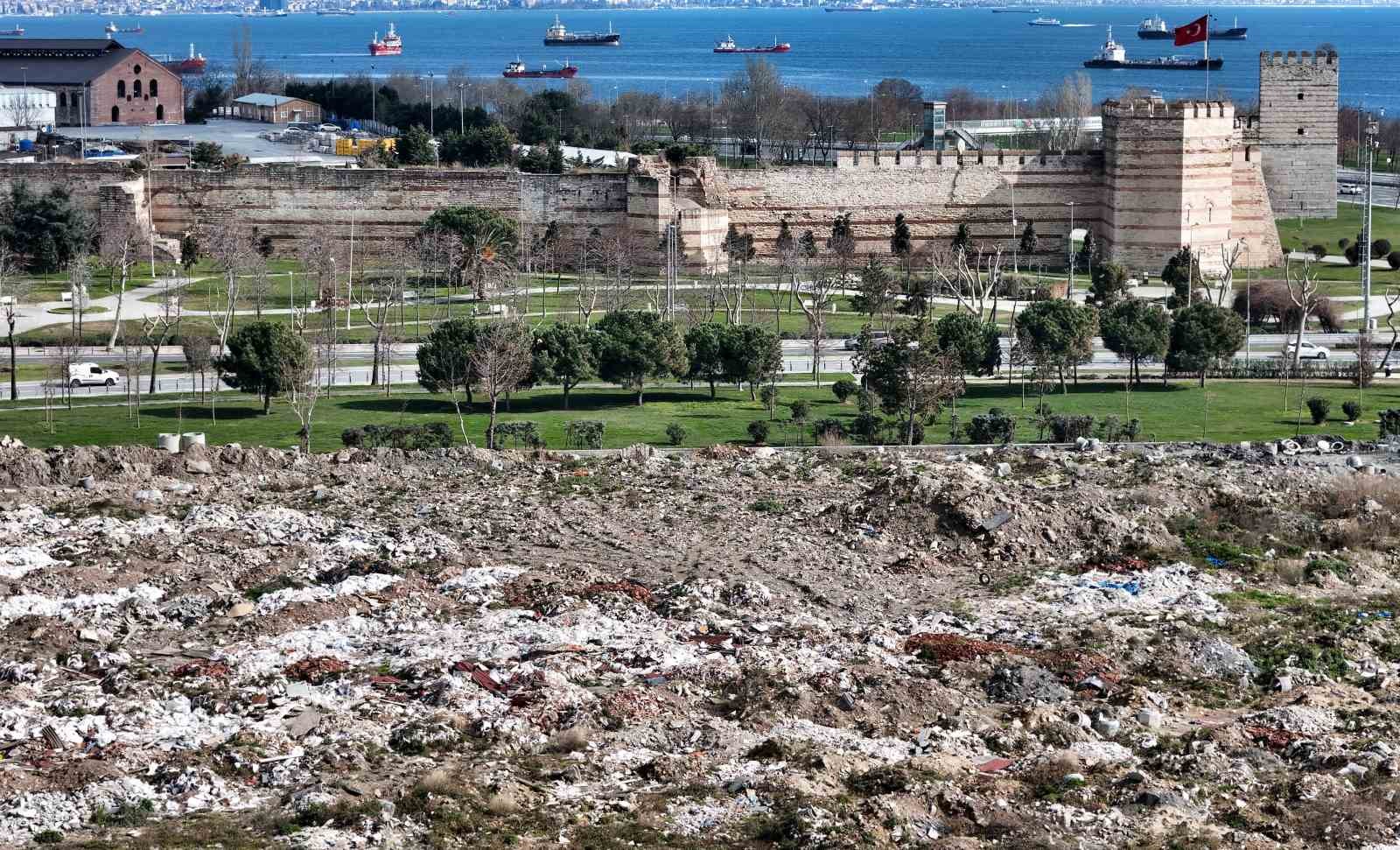 İBB ve İSKİ’nin moloz döktüğü tarihi Kazlıçeşme Meydanı’nda çevre kirliliği
