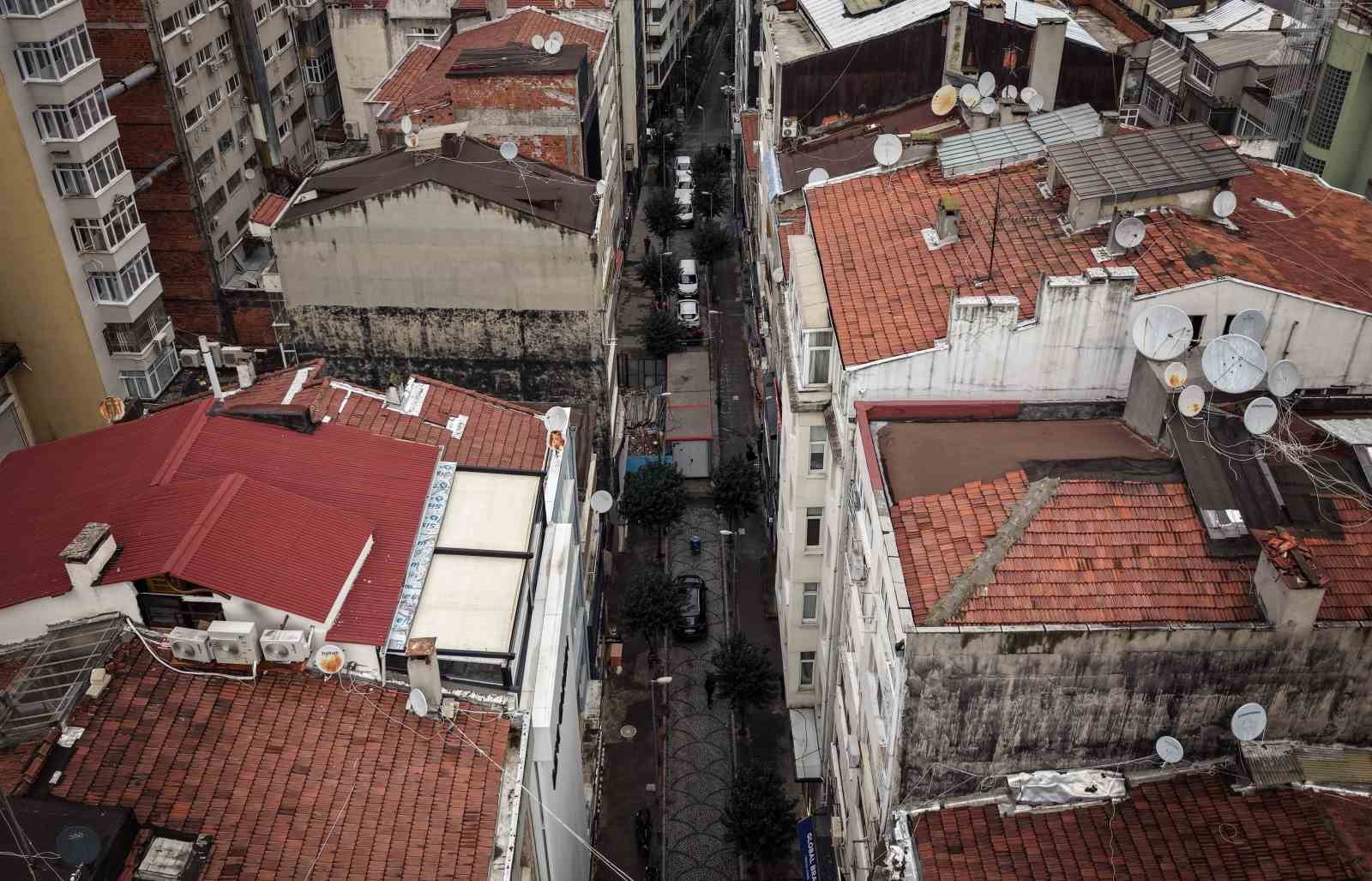 İBB, yolu elektrik trafosuyla kapattı; vatandaşlar tepki gösterdi
İBB, yolu elektrik trafosuyla kapattı; vatandaşlar tepki gösterdi