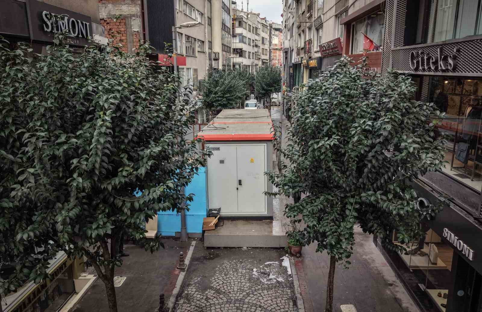 İBB, yolu elektrik trafosuyla kapattı; vatandaşlar tepki gösterdi
İBB, yolu elektrik trafosuyla kapattı; vatandaşlar tepki gösterdi