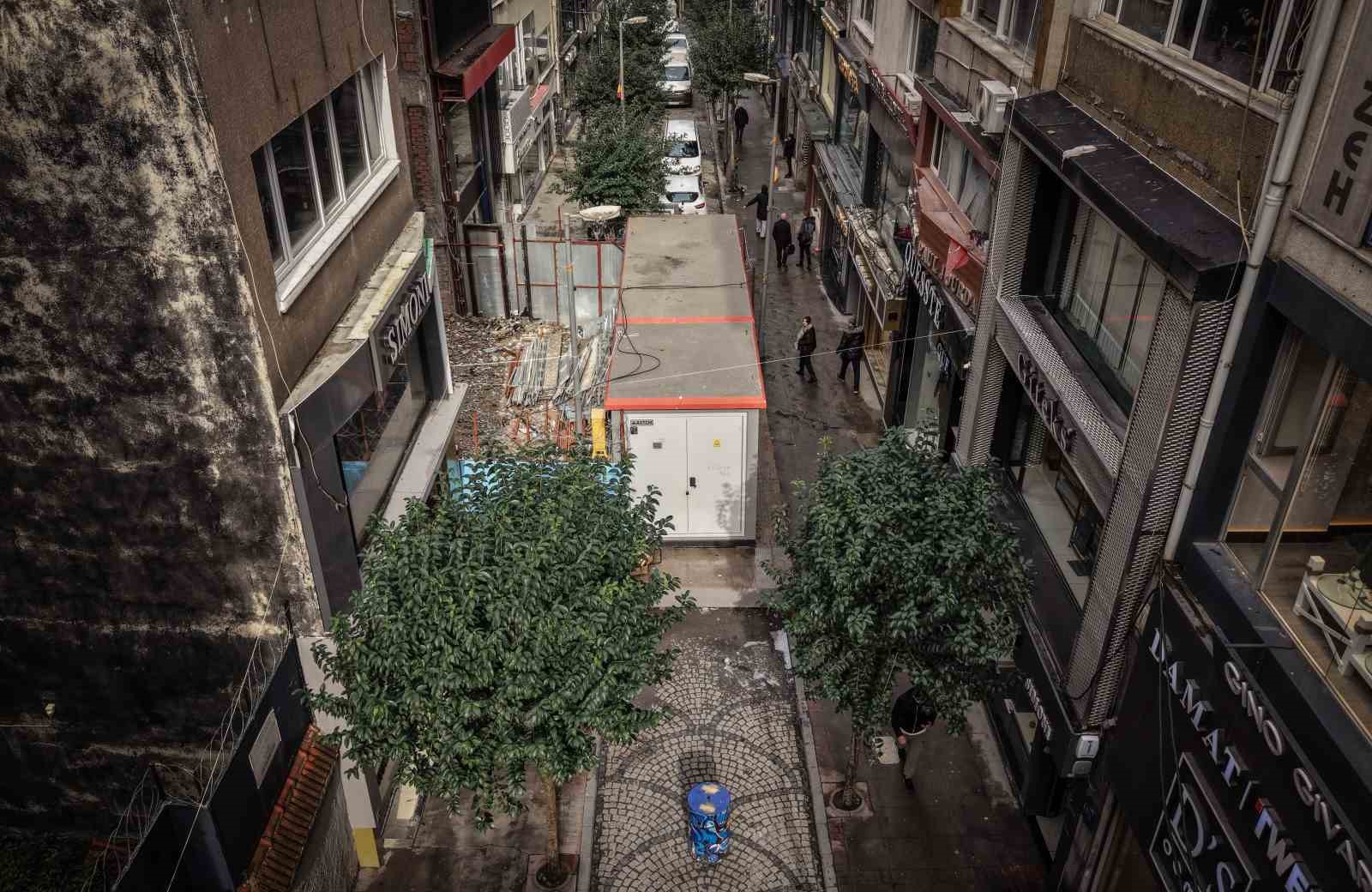 İBB, yolu elektrik trafosuyla kapattı; vatandaşlar tepki gösterdi
İBB, yolu elektrik trafosuyla kapattı; vatandaşlar tepki gösterdi