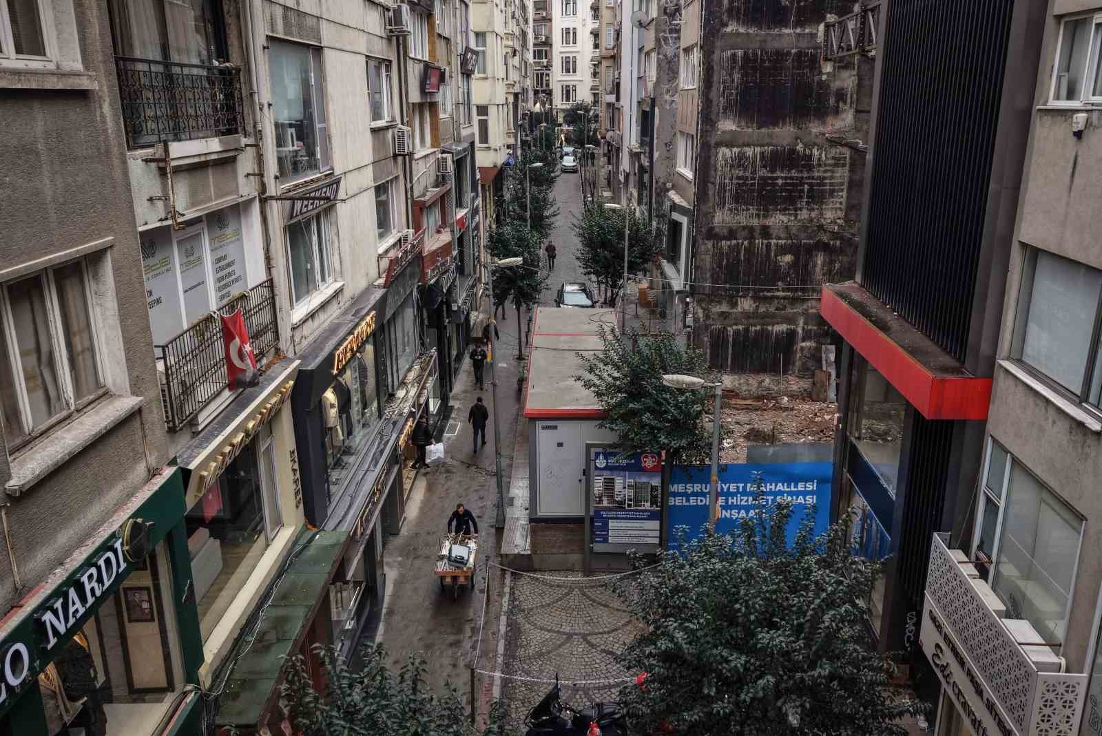 İBB, yolu elektrik trafosuyla kapattı; vatandaşlar tepki gösterdi
İBB, yolu elektrik trafosuyla kapattı; vatandaşlar tepki gösterdi