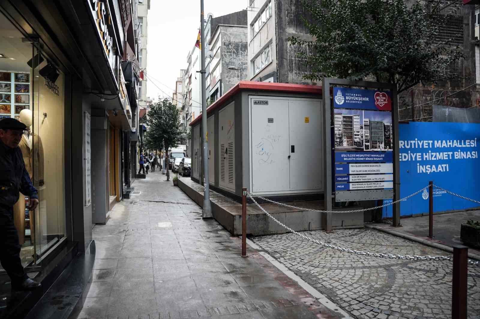 İBB, yolu elektrik trafosuyla kapattı; vatandaşlar tepki gösterdi
İBB, yolu elektrik trafosuyla kapattı; vatandaşlar tepki gösterdi