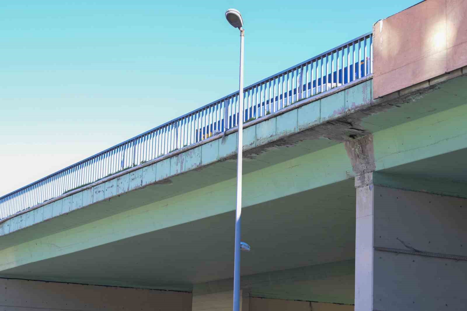 İBB’ye Ait Balıkyolu Köprüsü tehlike saçıyor: Vatandaş isyanda
İBB’ye Ait Balıkyolu Köprüsü tehlike saçıyor: Vatandaş isyanda