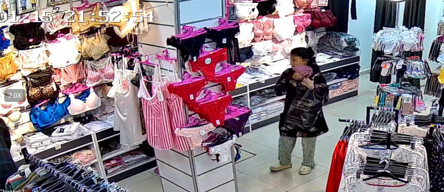 İç çamaşırı hırsızlığı kamerada: Gülerek girdiler, çalarak çıktılar
