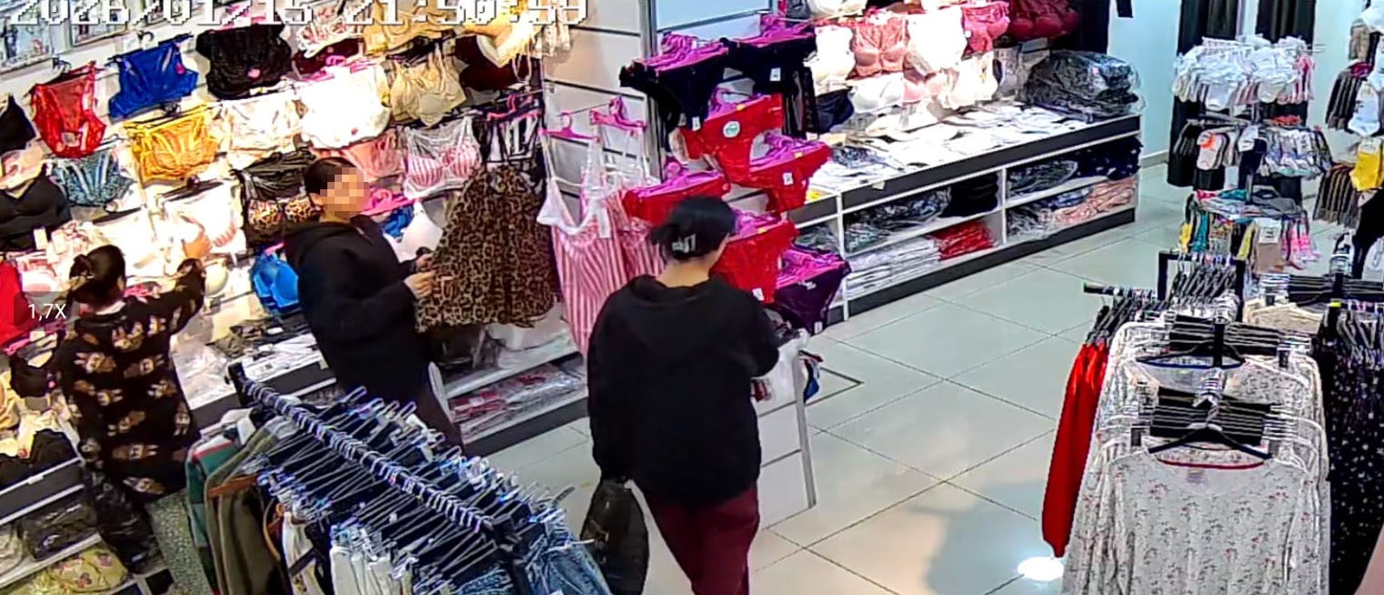 İç çamaşırı hırsızlığı kamerada: Gülerek girdiler, çalarak çıktılar
