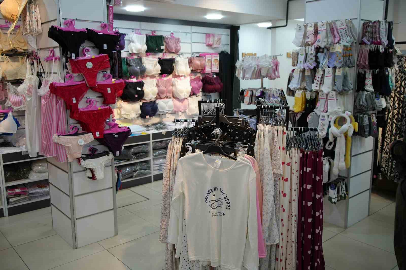 İç çamaşırı hırsızlığı kamerada: Gülerek girdiler, çalarak çıktılar
