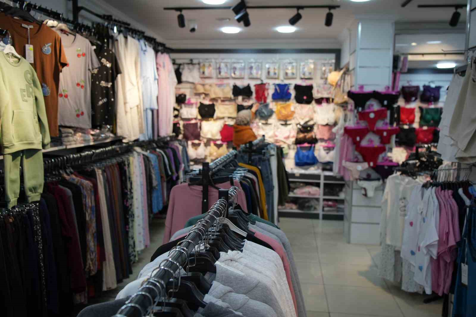 İç çamaşırı hırsızlığı kamerada: Gülerek girdiler, çalarak çıktılar
