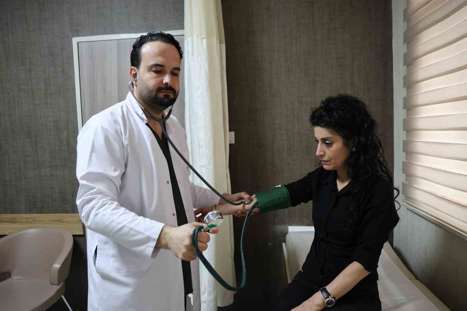 İç Hastalıkları Uzmanı Cihangiroğlu: "Tansiyon hastalarında susama hissi geç kalınmış bir sinyaldir"
