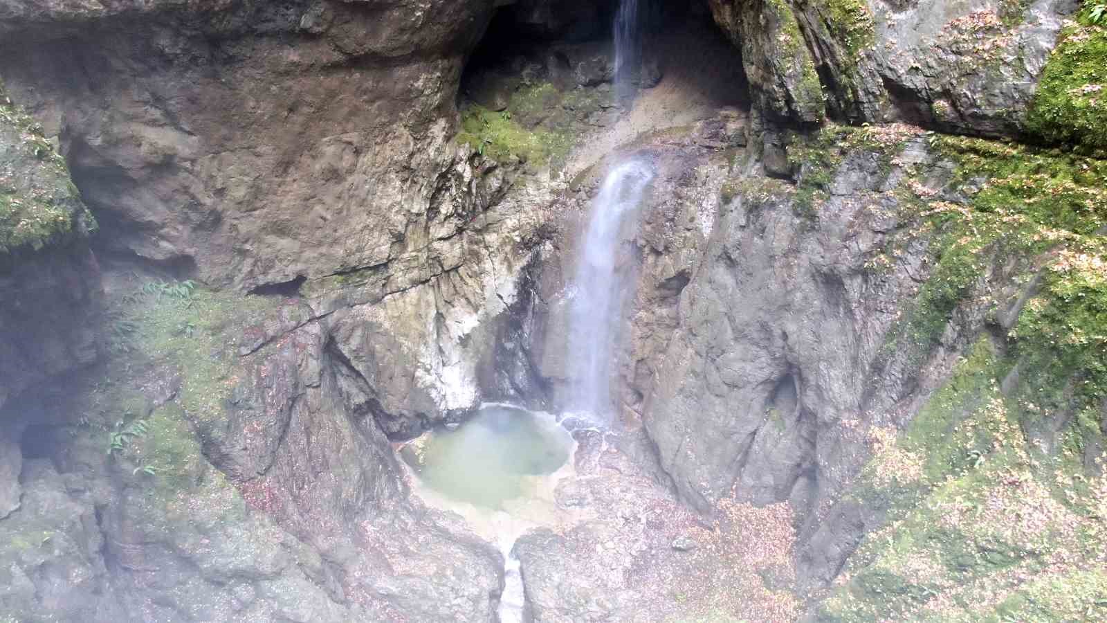 İçerisinde şelale akan Karadeniz’in en derin mağarası görenleri mest ediyor
