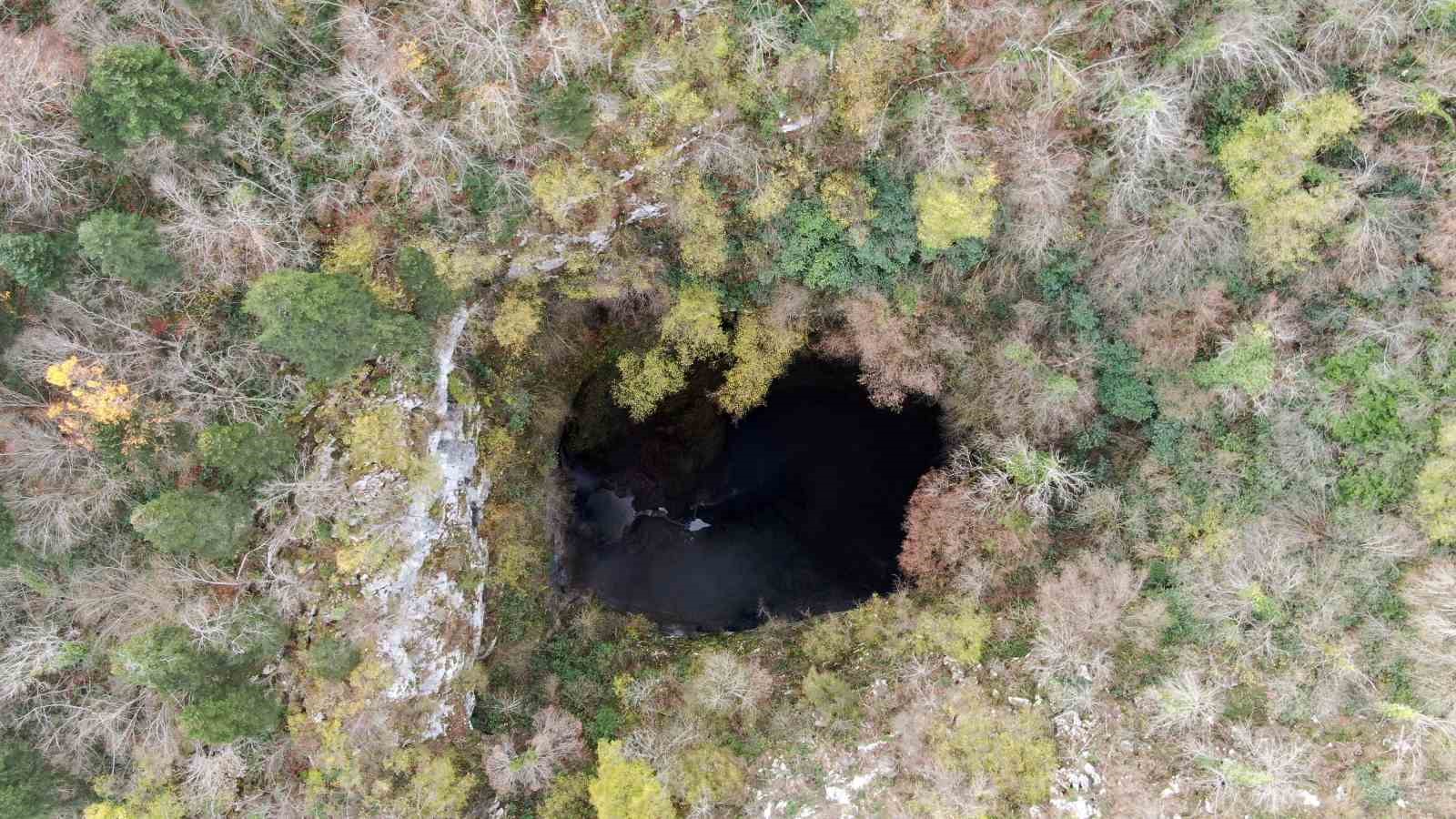 İçerisinde şelale akan Karadeniz’in en derin mağarası görenleri mest ediyor
