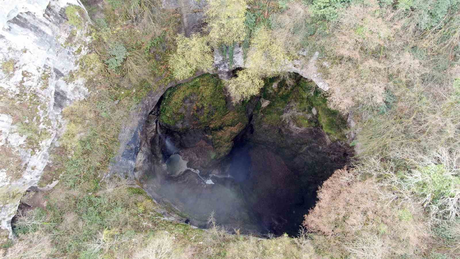 İçerisinde şelale akan Karadeniz’in en derin mağarası görenleri mest ediyor
