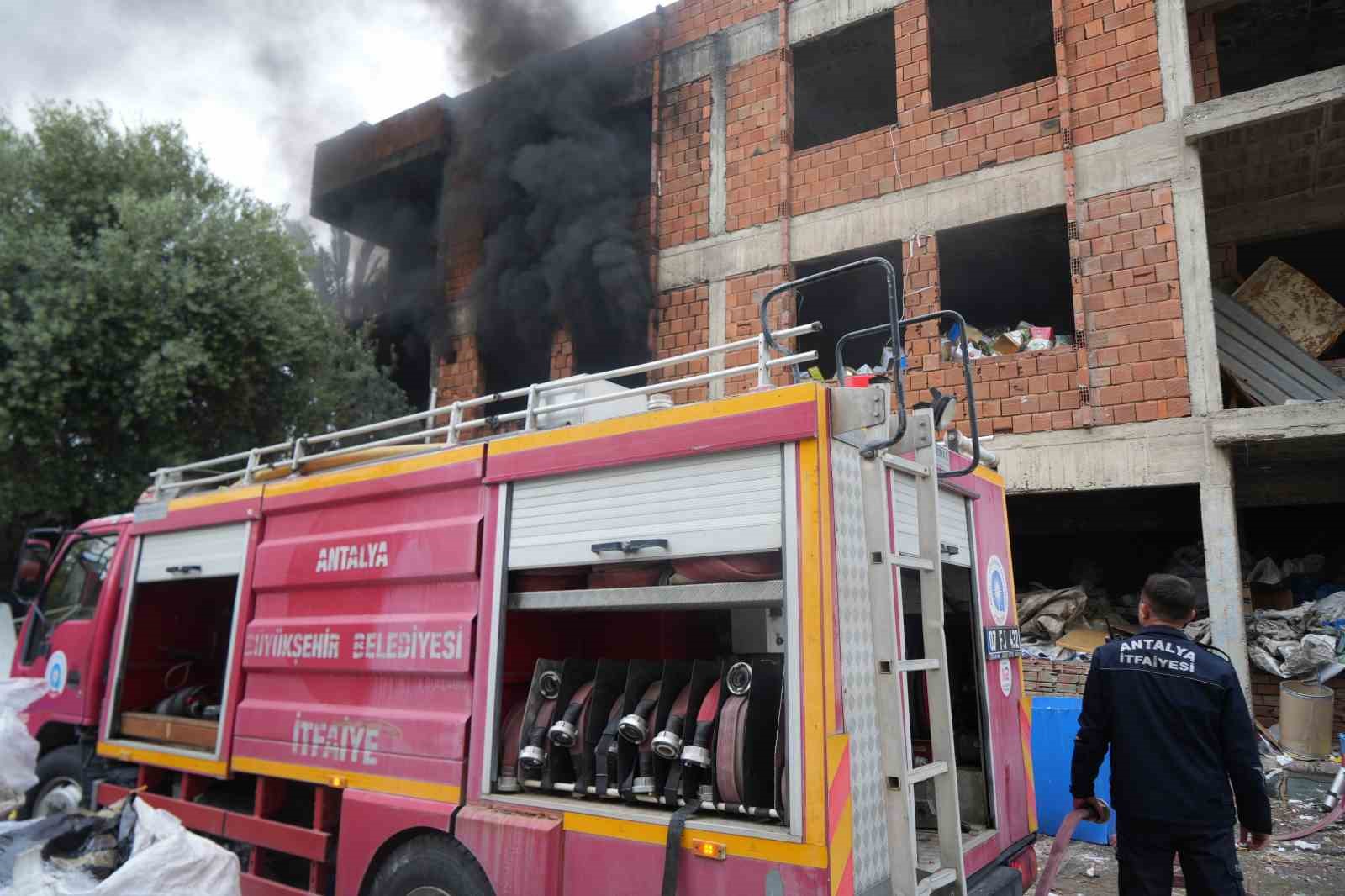 İçi ve etrafı çöplerle dolu metruk bina yangını mahalleliyi tedirgin etti
İçi ve etrafı çöplerle dolu metruk bina yangını mahalleliyi tedirgin etti
