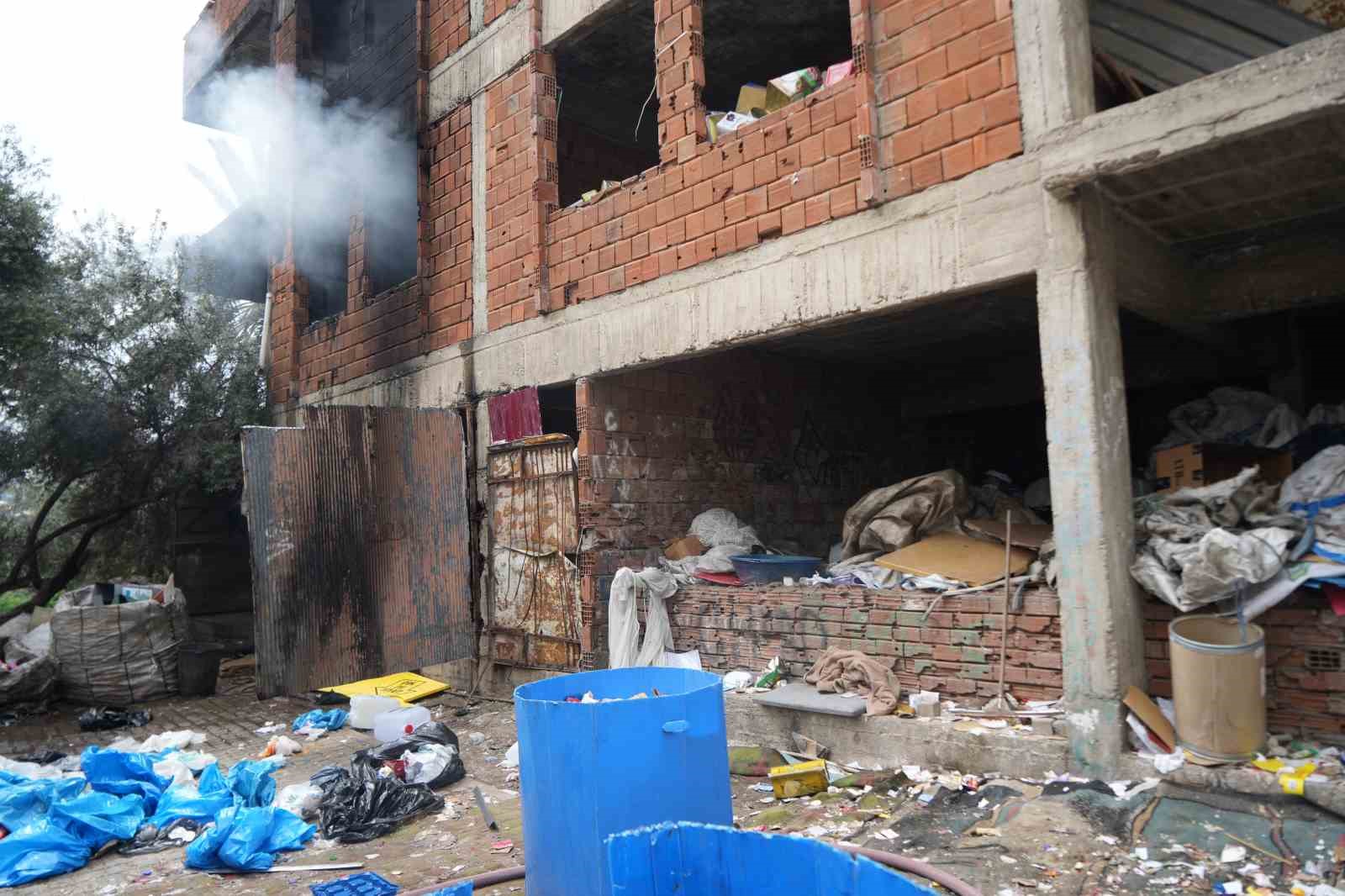 İçi ve etrafı çöplerle dolu metruk bina yangını mahalleliyi tedirgin etti
İçi ve etrafı çöplerle dolu metruk bina yangını mahalleliyi tedirgin etti