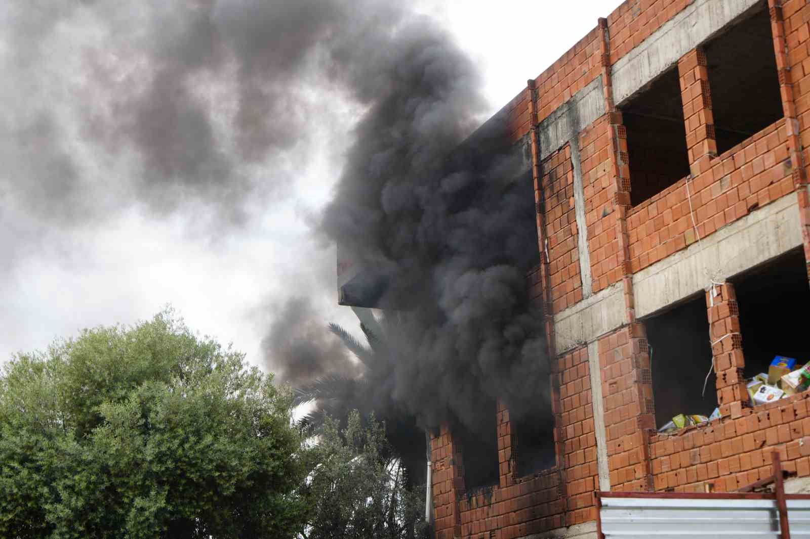 İçi ve etrafı çöplerle dolu metruk bina yangını mahalleliyi tedirgin etti
İçi ve etrafı çöplerle dolu metruk bina yangını mahalleliyi tedirgin etti