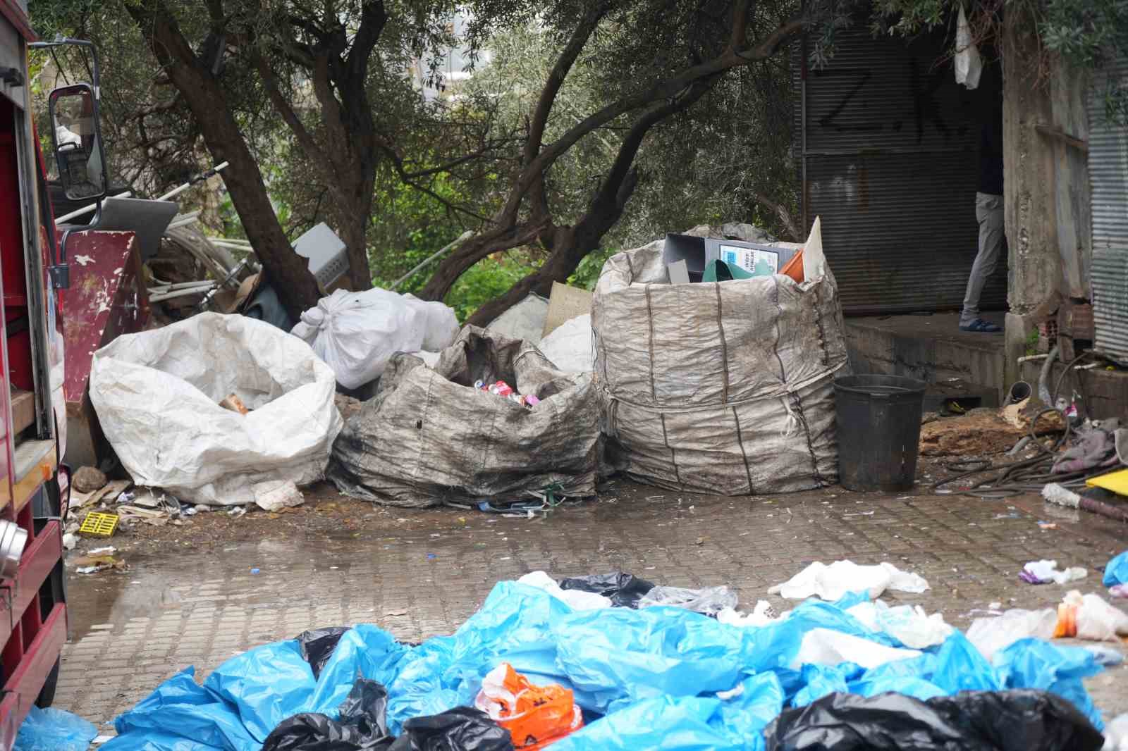 İçi ve etrafı çöplerle dolu metruk bina yangını mahalleliyi tedirgin etti
İçi ve etrafı çöplerle dolu metruk bina yangını mahalleliyi tedirgin etti