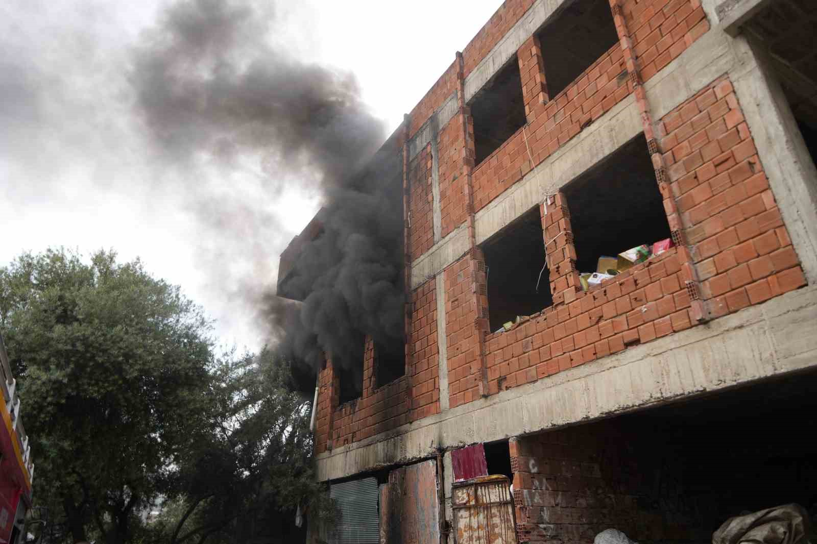 İçi ve etrafı çöplerle dolu metruk bina yangını mahalleliyi tedirgin etti
İçi ve etrafı çöplerle dolu metruk bina yangını mahalleliyi tedirgin etti