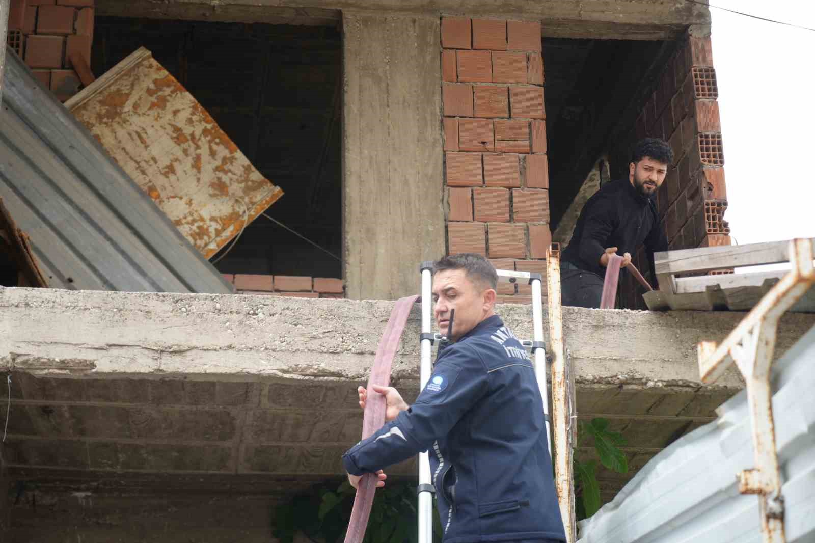 İçi ve etrafı çöplerle dolu metruk bina yangını mahalleliyi tedirgin etti
İçi ve etrafı çöplerle dolu metruk bina yangını mahalleliyi tedirgin etti