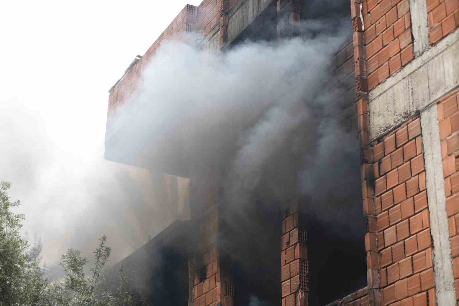 İçi ve etrafı çöplerle dolu metruk bina yangını mahalleliyi tedirgin etti
İçi ve etrafı çöplerle dolu metruk bina yangını mahalleliyi tedirgin etti