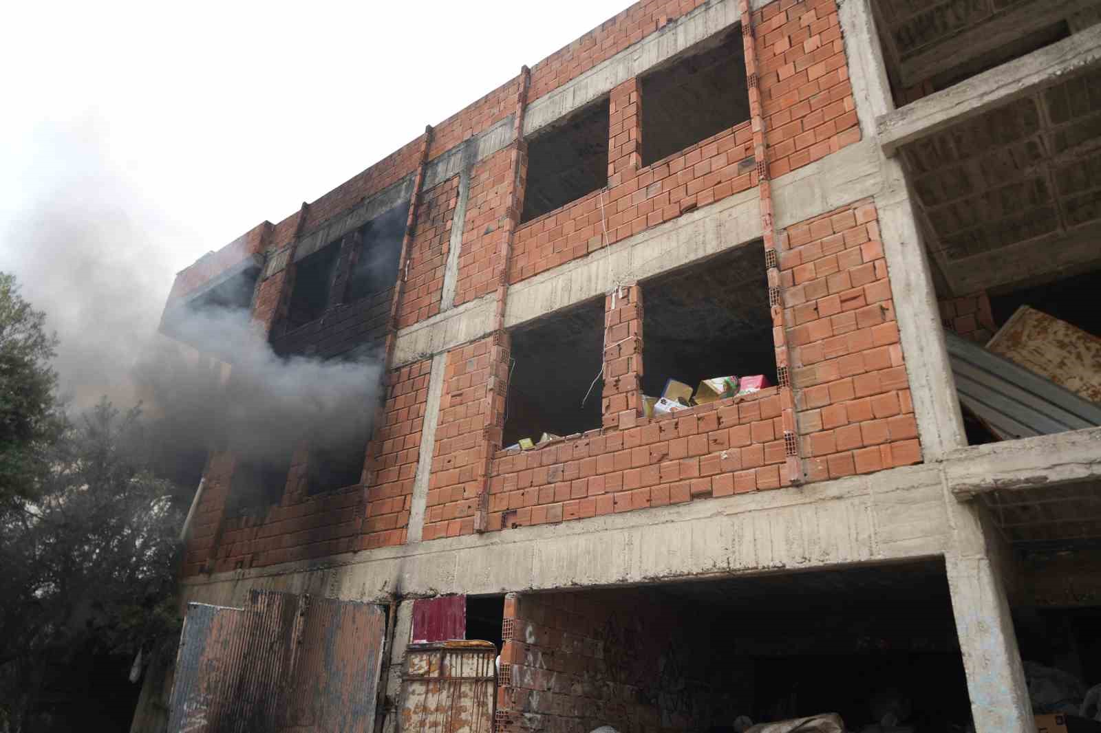 İçi ve etrafı çöplerle dolu metruk bina yangını mahalleliyi tedirgin etti
İçi ve etrafı çöplerle dolu metruk bina yangını mahalleliyi tedirgin etti
