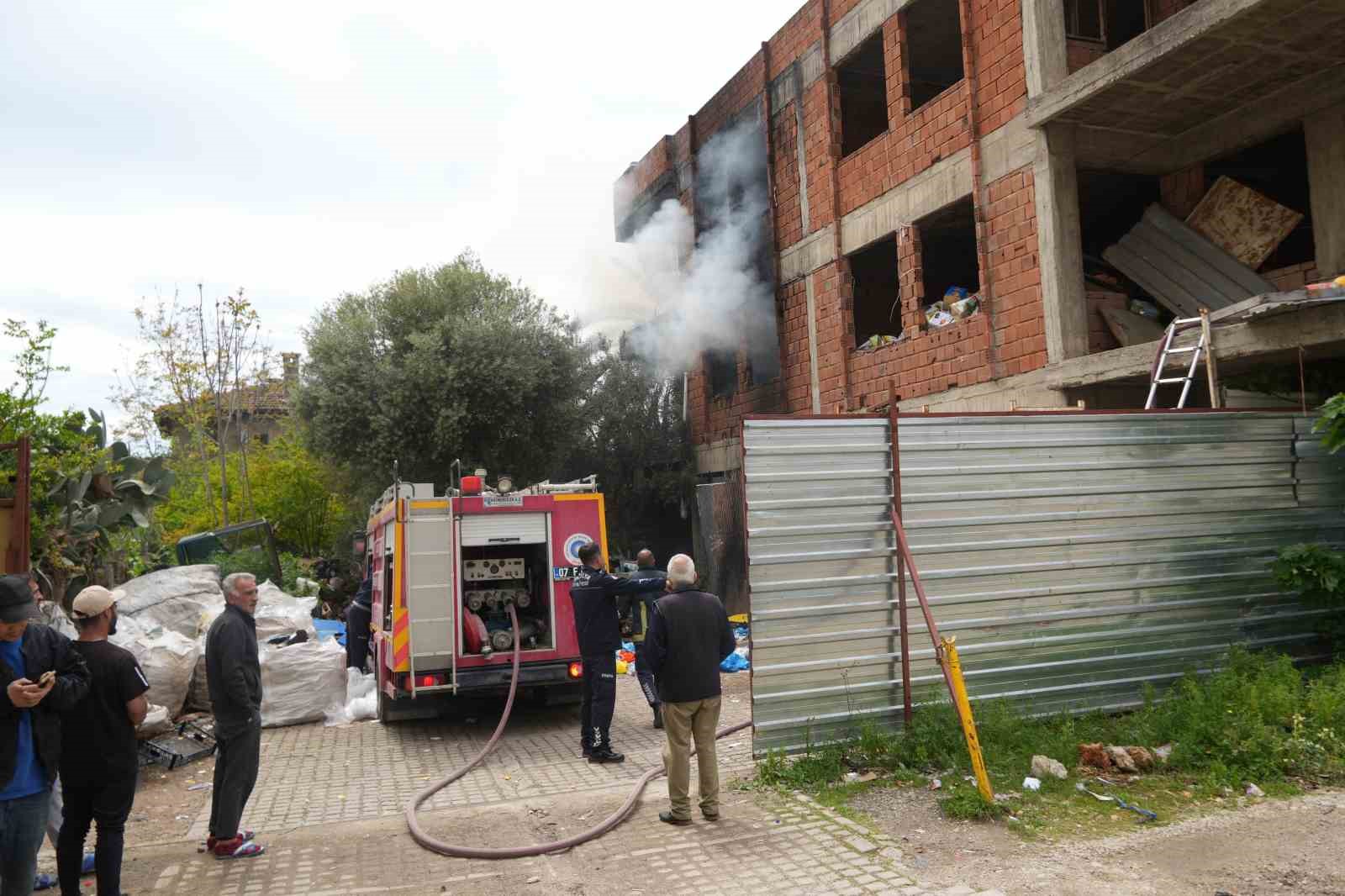 İçi ve etrafı çöplerle dolu metruk bina yangını mahalleliyi tedirgin etti
İçi ve etrafı çöplerle dolu metruk bina yangını mahalleliyi tedirgin etti