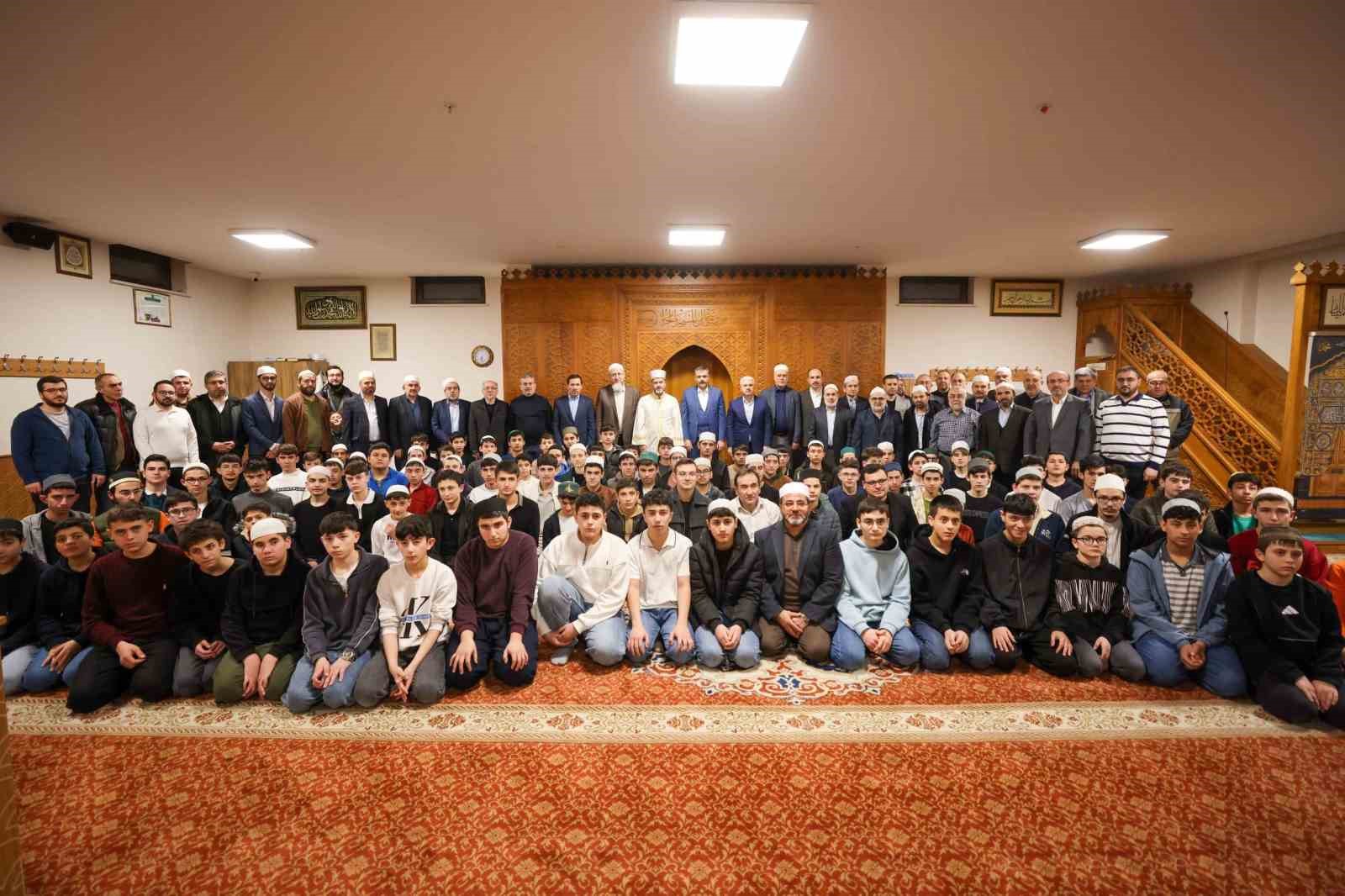 İçişleri Bakanı Mustafa Çiftçi, Kur’an kursu öğrencileriyle sahur yaptı
