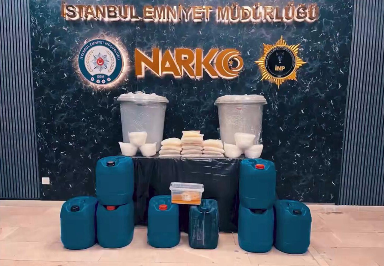 İçişleri Bakanlığı: "75 ilde düzenlenen operasyonlar sonucu, 958 kilo uyuşturucu madde ve 1 milyon 263 bin 58 adet uyuşturucu hap ele geçirildi"
İçişleri Bakanlığı: "75 ilde düzenlenen operasyonlar sonucu, 958 kilo uyuşturucu madde ve 1 milyon 263 bin 58 adet uyuşturucu hap ele geçirildi"