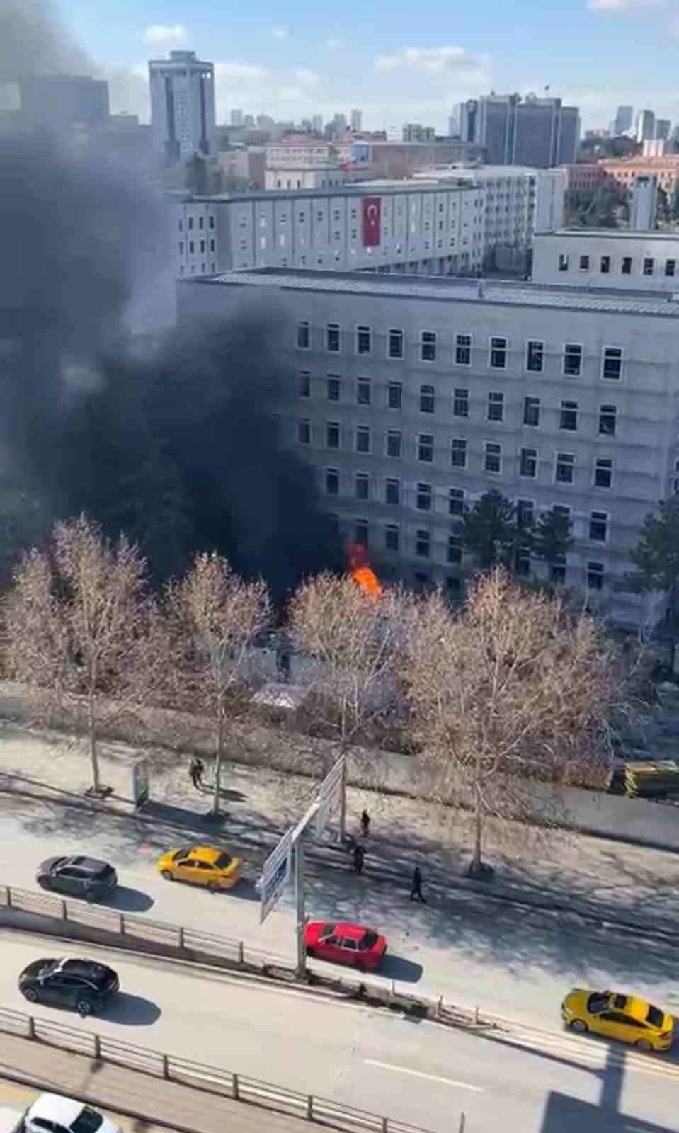 İçişleri Bakanlığı yerleşkesinde konteyner yangını
