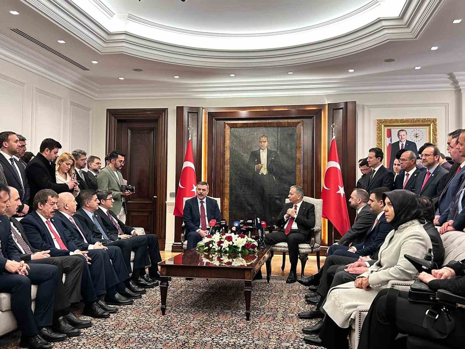 İçişleri Bakanlığında devir teslim töreni: Yeni Bakan Çiftçi, görevi Yerlikaya’dan devraldı
