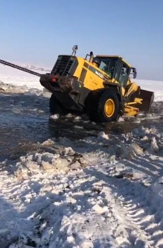 İçme suyu yolunu açarken kara saplanan loder vinç yardımıyla kurtarıldı
