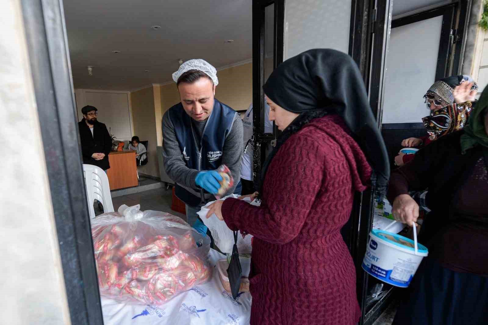 İftar bereketi Büyükşehir’in aşevinden sofralara uzanıyor

