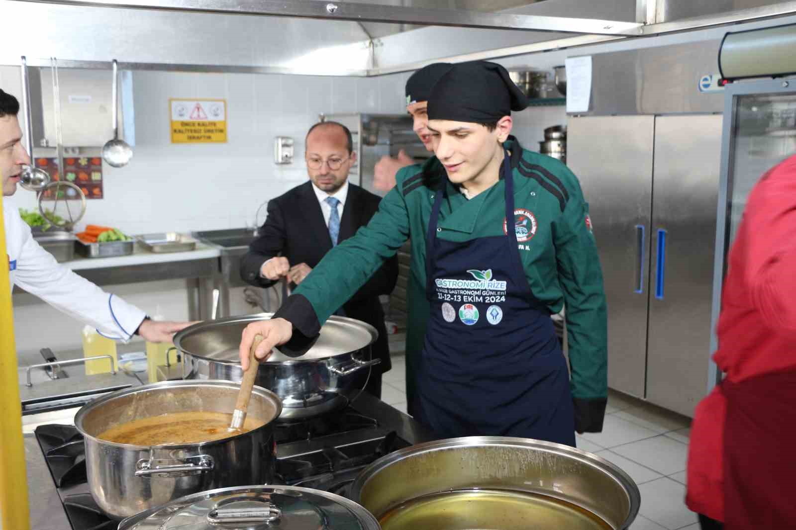İftar hazırlığı yapamayan muhtaç ailelerin iftarı lise öğrencilerinden
