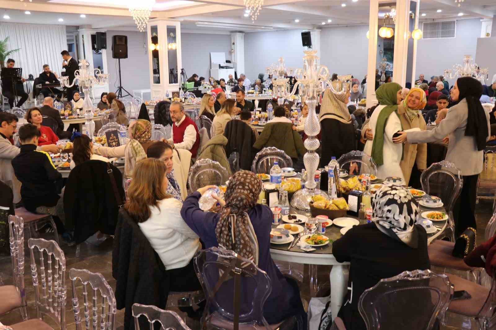 İftar programında bir araya gelen Egekent ailesi Tıp Bayramını kutladı
