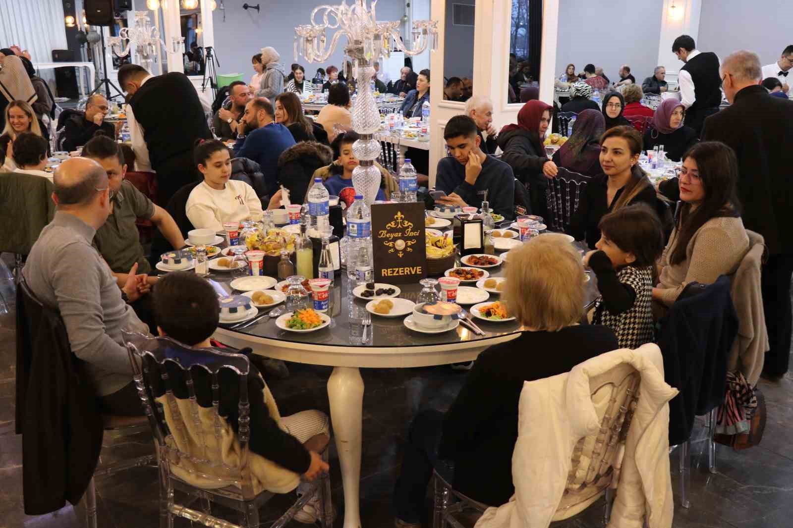 İftar programında bir araya gelen Egekent ailesi Tıp Bayramını kutladı
