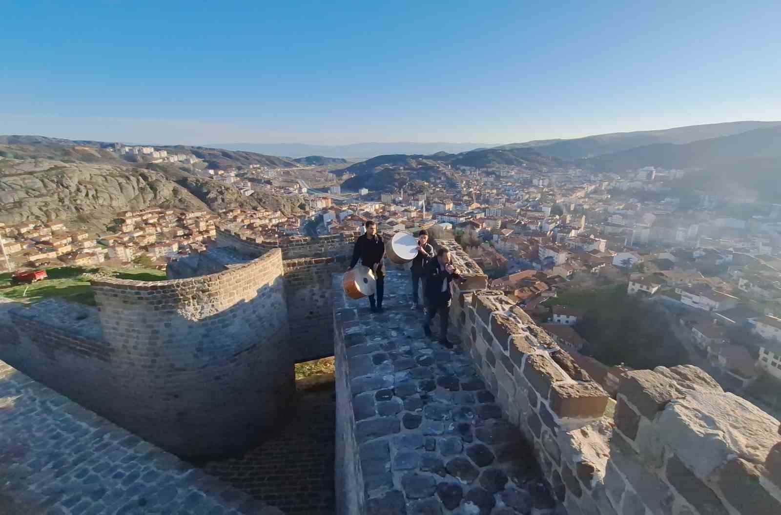 İftar sofralarının vaz geçilmez lezzeti: 8 saatte pişiyor, davul sesini duyan fırınlara koşuyor
