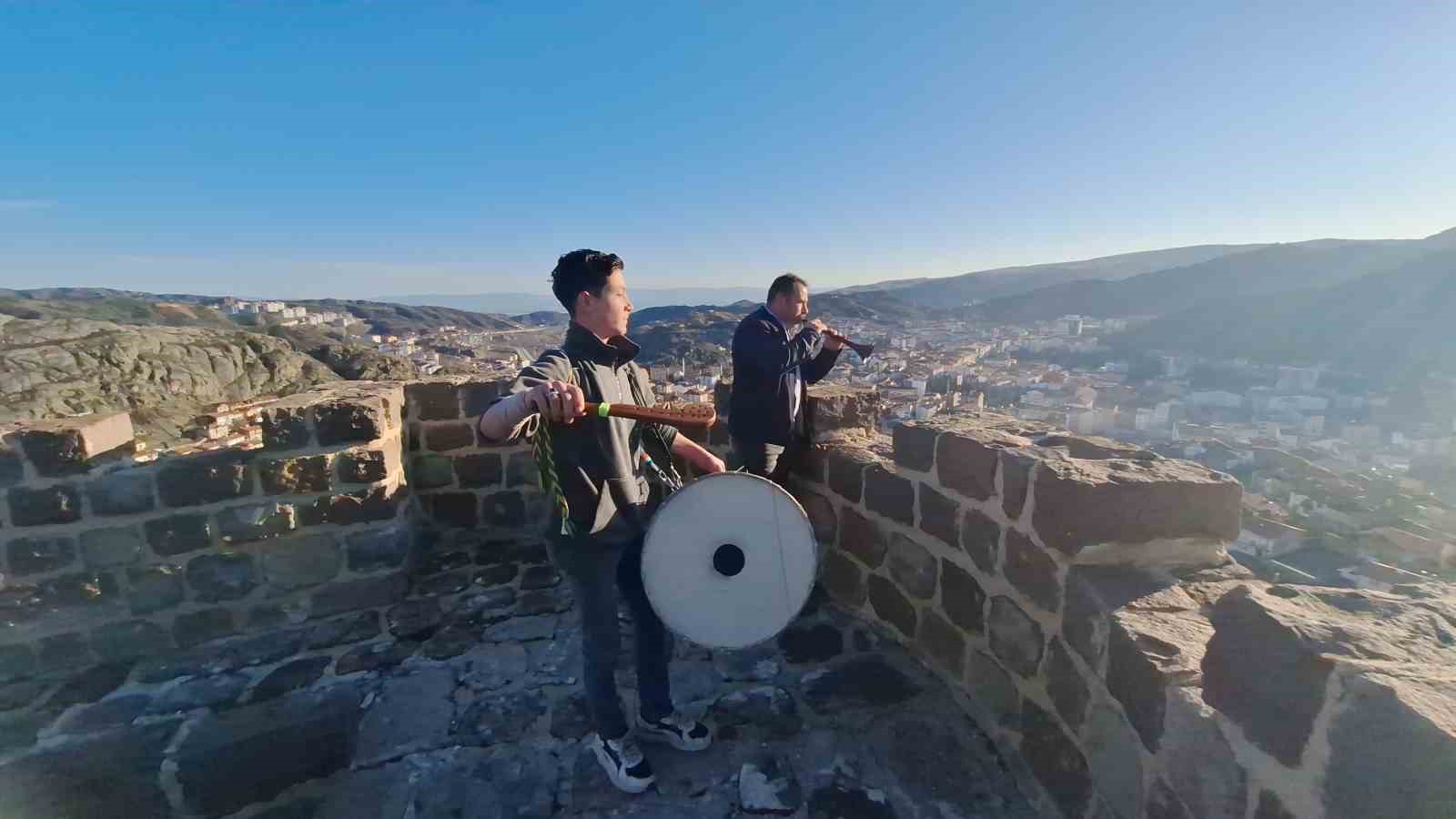 İftar sofralarının vaz geçilmez lezzeti: 8 saatte pişiyor, davul sesini duyan fırınlara koşuyor
