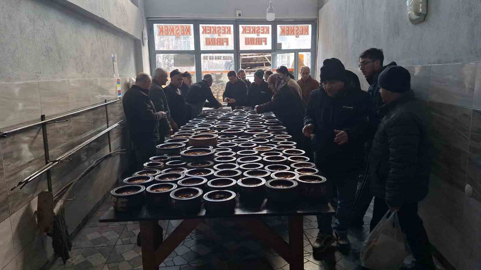 İftar sofralarının vaz geçilmez lezzeti: 8 saatte pişiyor, davul sesini duyan fırınlara koşuyor
