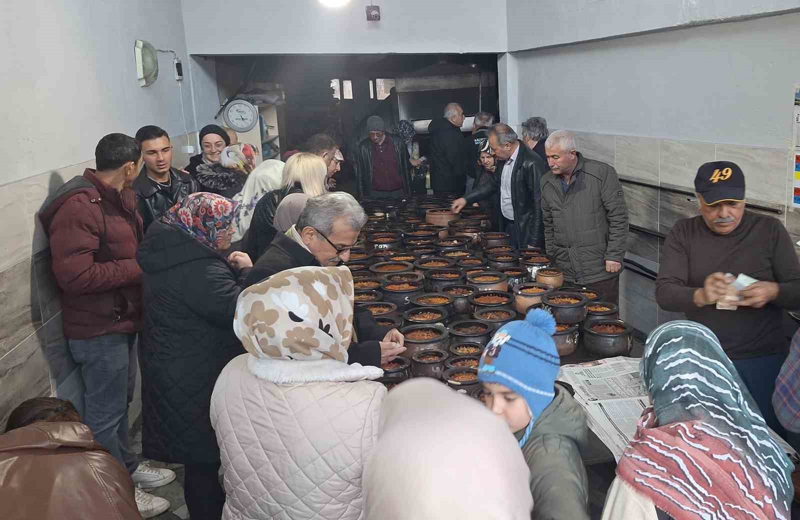 İftar sofralarının vaz geçilmez lezzeti: 8 saatte pişiyor, davul sesini duyan fırınlara koşuyor
