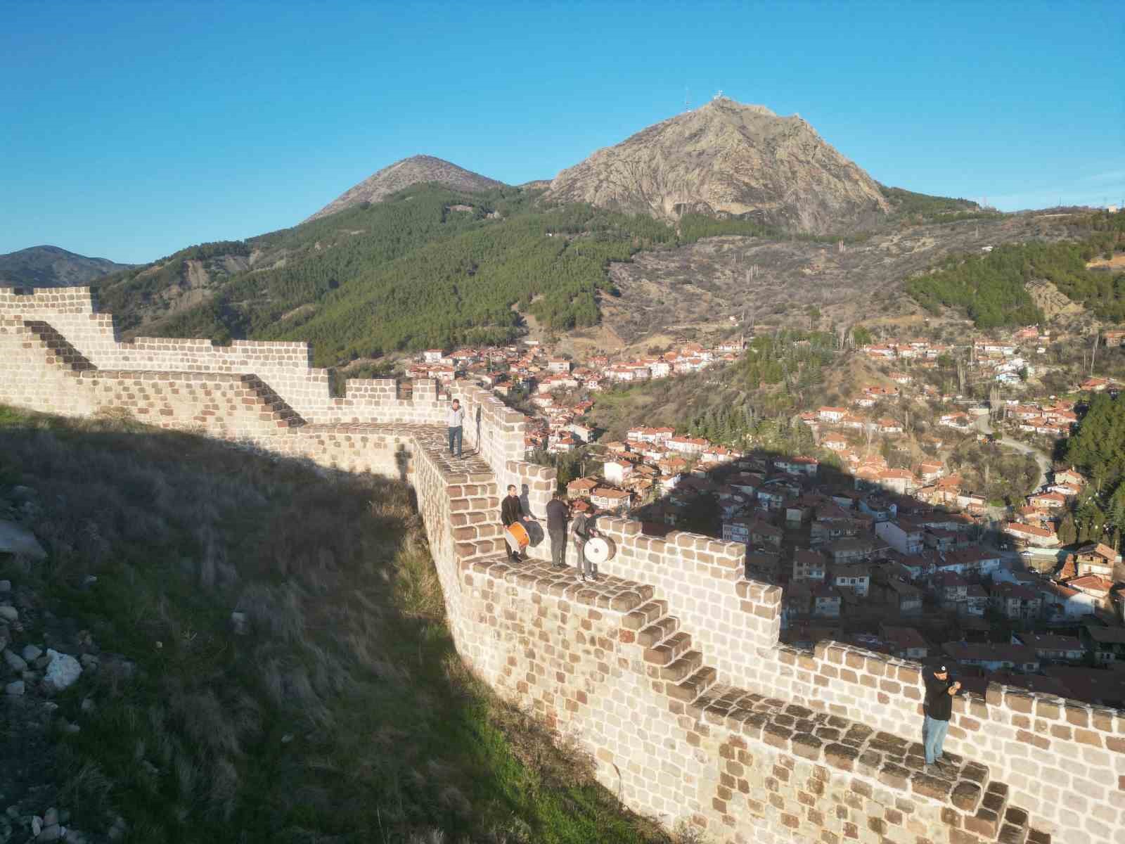 İftar sofralarının vaz geçilmez lezzeti: 8 saatte pişiyor, davul sesini duyan fırınlara koşuyor
