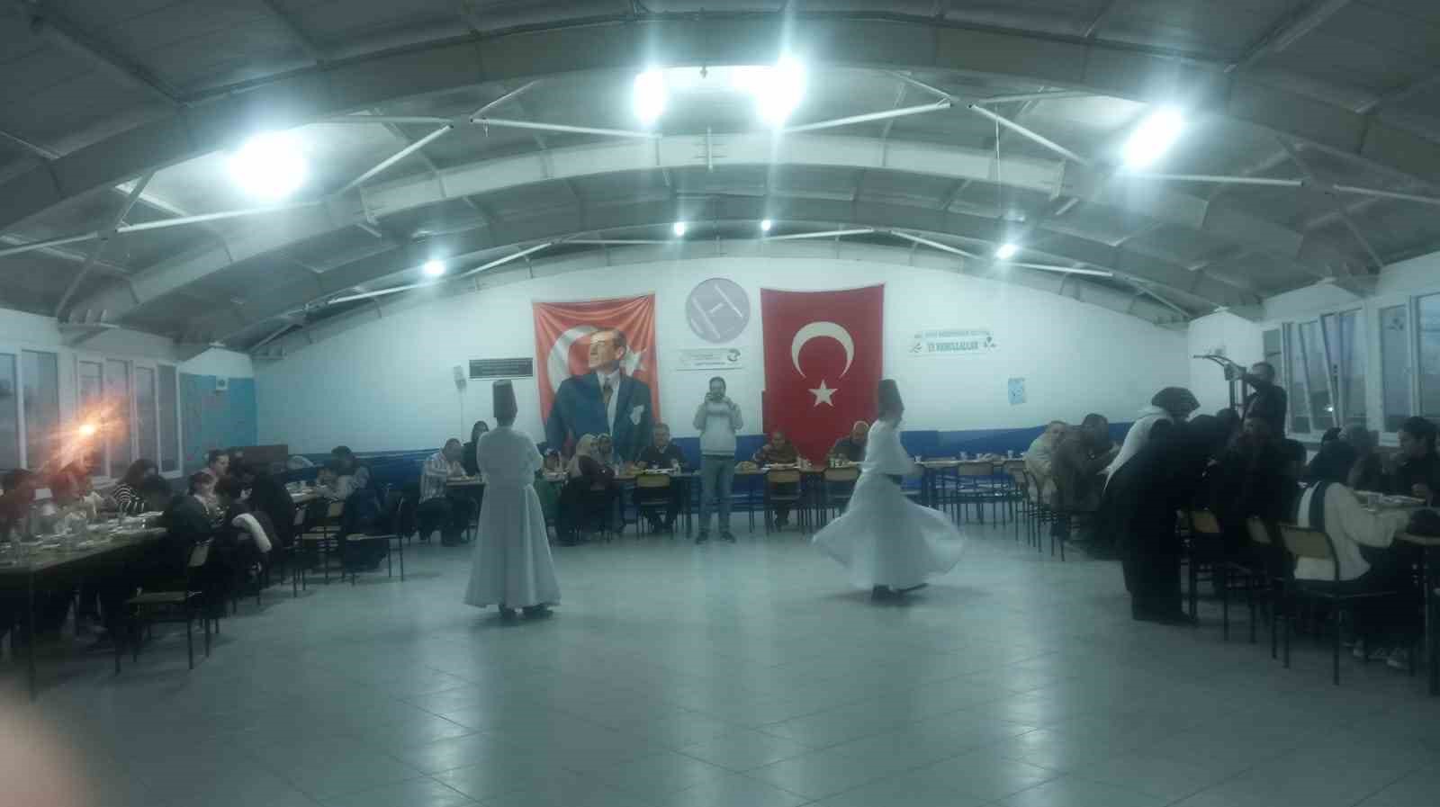 İftar sonrası öğrencilerden semazen gösterisi ve Ramazan manileri
