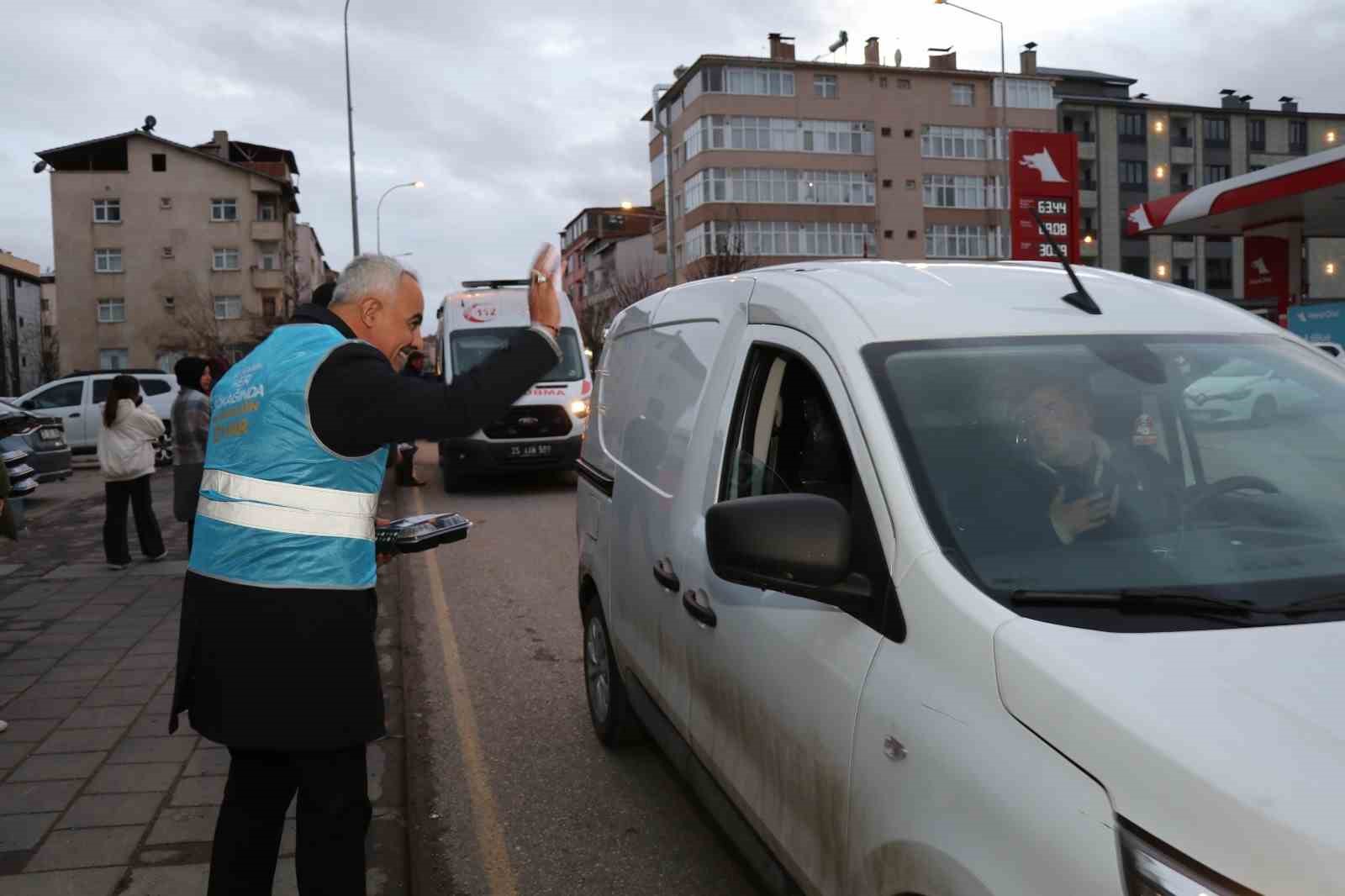 İftar vakti yolda olan sürücülere iftarlık dağıttılar

