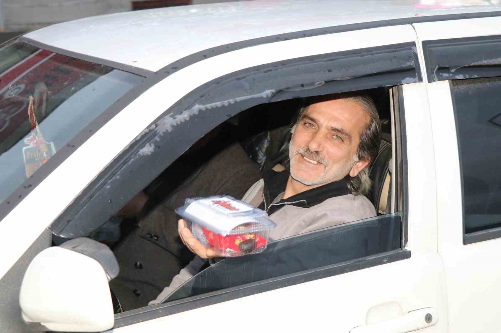 İftar vakti yolda olan sürücülere iftarlık dağıttılar
