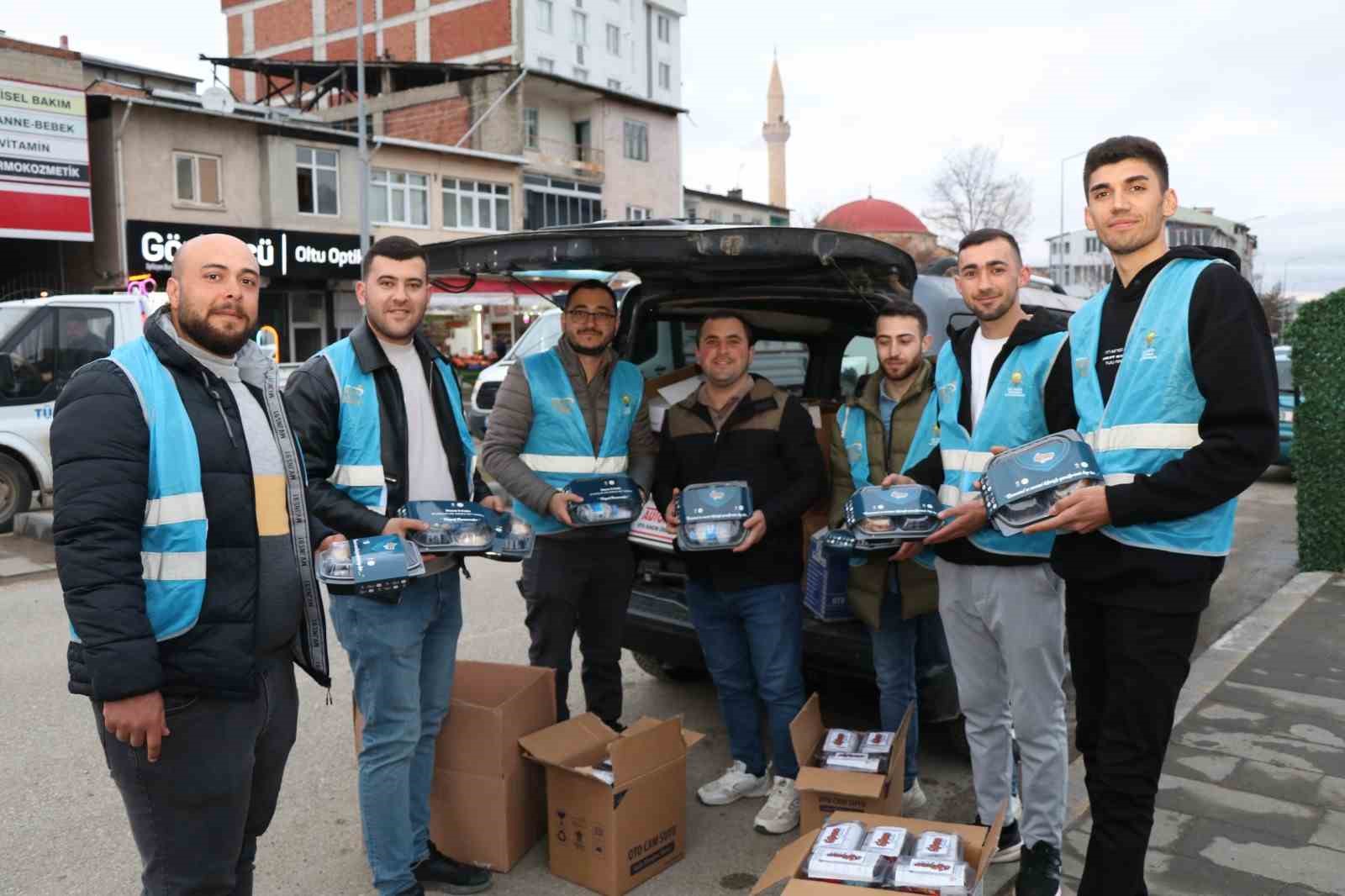 İftar vakti yolda olan sürücülere iftarlık dağıttılar
