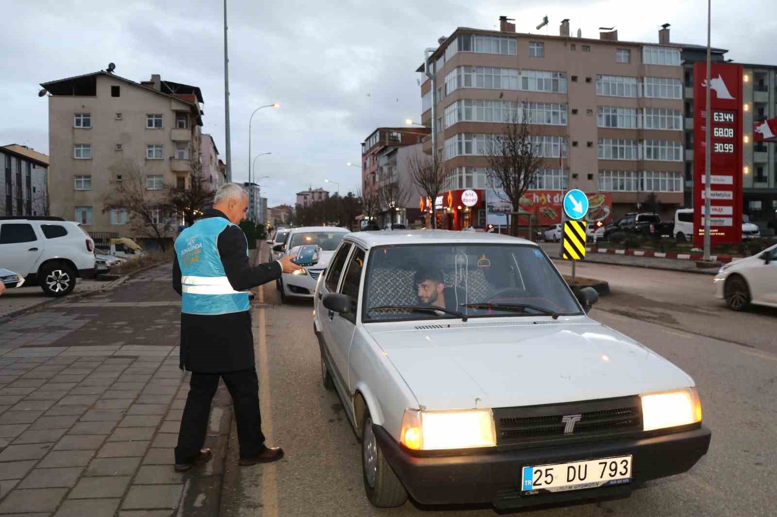 İftar vakti yolda olan sürücülere iftarlık dağıttılar
