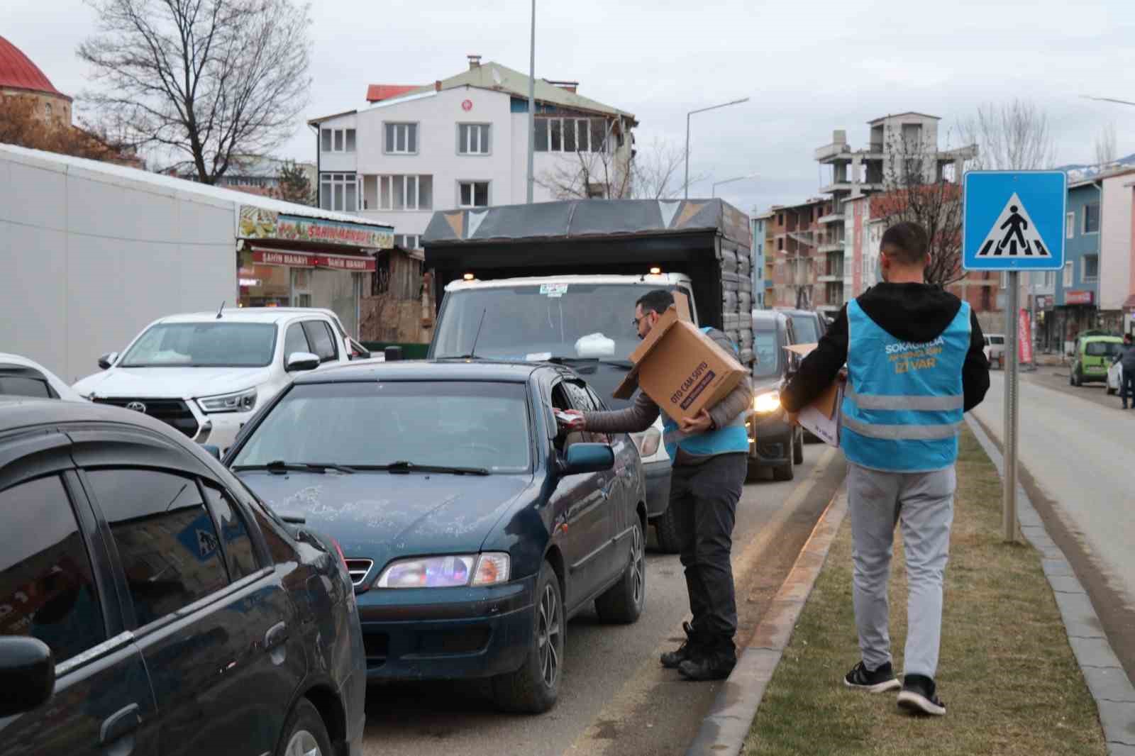 İftar vakti yolda olan sürücülere iftarlık dağıttılar
